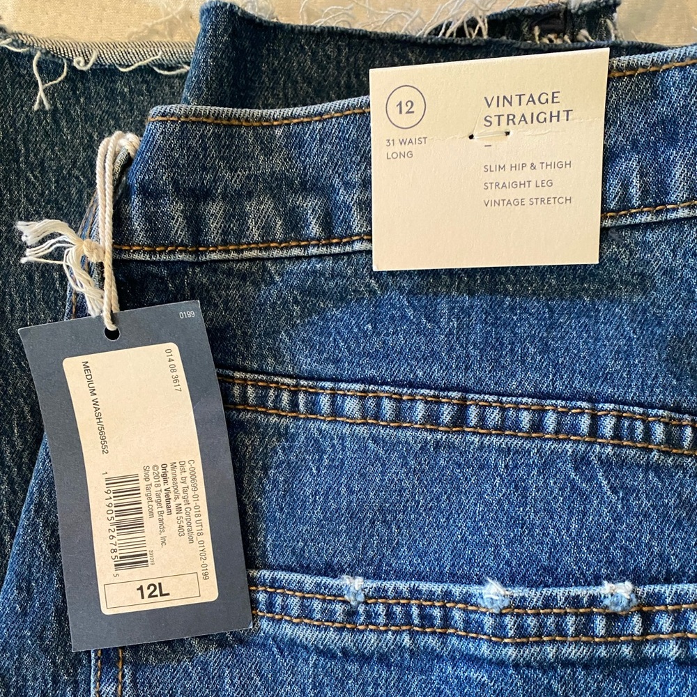 New Universal Threads Straight Leg Jeans. Never worn. Bought the wrong size.